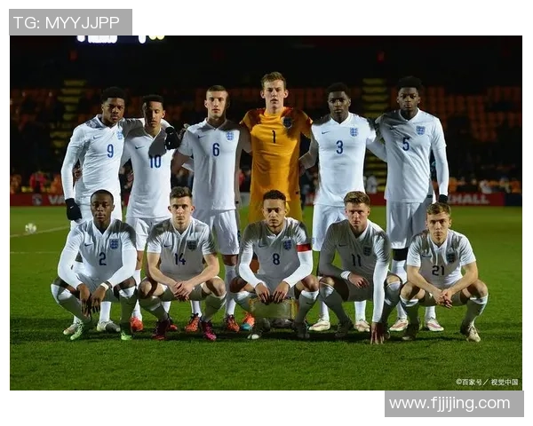 球星绿茵场上激情奔跑展现绝佳脚法与团队配合瞬间